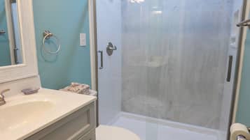 Douche, sĂšche-cheveux, serviettes fournies, savon