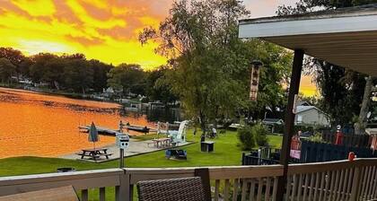 Sunset Shores Lake House: Spring into Relaxation â Your Lakeside Retreat