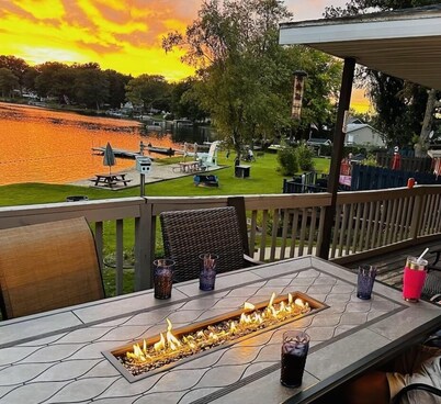 Sunset Shores Lake House: Spring into Relaxation – Your Lakeside Retreat