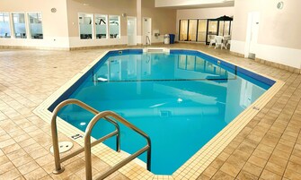 室内游泳池，季节性开放的室外游泳池，收费帐篷屋，池畔遮阳伞