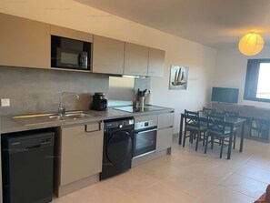 Køleskab, mikrobølgeovn, ovn, kogeplade