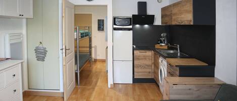 Réfrigérateur, batterie de cuisine, vaisselle et ustensiles