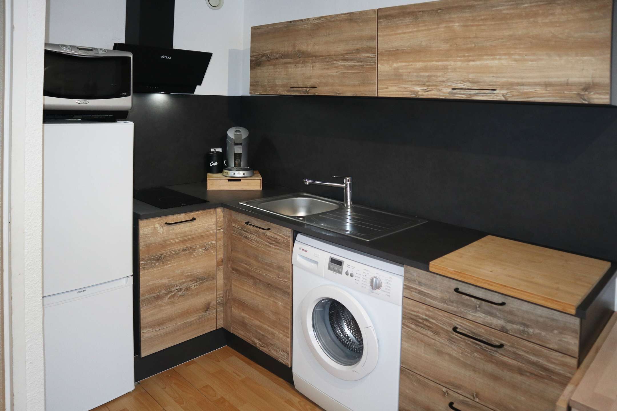 Kylskåp och grytor/köksredskap