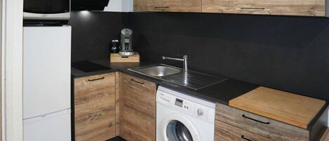 Réfrigérateur, batterie de cuisine, vaisselle et ustensiles