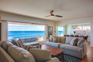 Televisión, chimenea y libros 