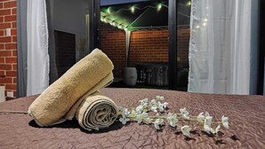 A room with a bed, a window with curtains, and a view of the outside. - Jacuzzi Getaway, in the Heart of Zone 4 (Ciudad de Guatemala)