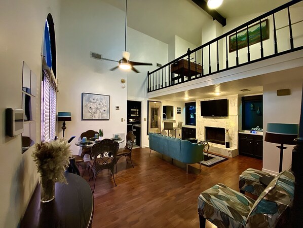 Smart TV, fireplace