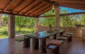 Outdoor dining - Beach front home in Pula (Pula)