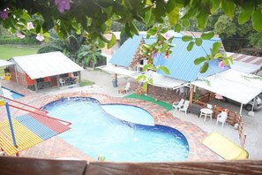 2 piscines extérieures