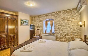 2 dormitoris, un bressol de viatge, wifi gratuïta i roba de llit 