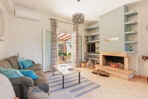 Televisión, chimenea, tenis de mesa y libros 