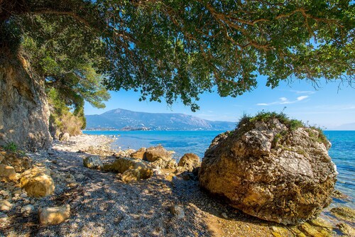 Villa Spyrelia: Tranquil Retreat in Dassia, Corfu with Pool & Jacuzzi