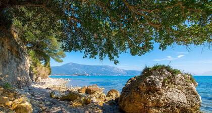 Villa Spyrelia: Tranquil Retreat in Dassia, Corfu with Pool & Jacuzzi