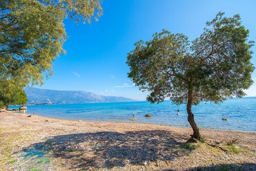 Villa Spyrelia: Tranquil Retreat in Dassia, Corfu with Pool & Jacuzzi