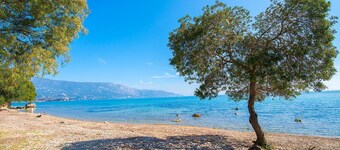 Villa Spyrelia: Tranquil Retreat in Dassia, Corfu with Pool & Jacuzzi