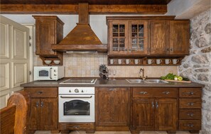 Réfrigérateur, four, lave-vaisselle, cafetière/bouilloire