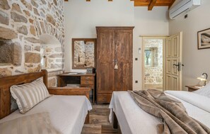 3 bedrooms, travel crib, free WiFi, bed sheets