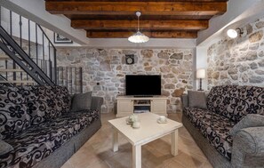 TV, DVD player - Lovely home in Posedarje (Posedarje)