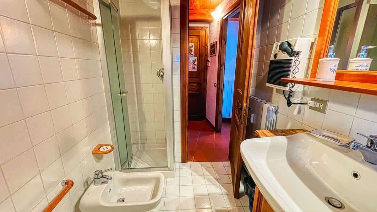 Douche, sèche-cheveux, bidet, serviettes fournies