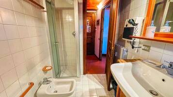 Dusche, Haartrockner, Bidet, Handtücher