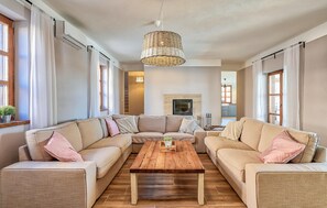 Fernseher, Kamin, DVD-Player, Tischfußball