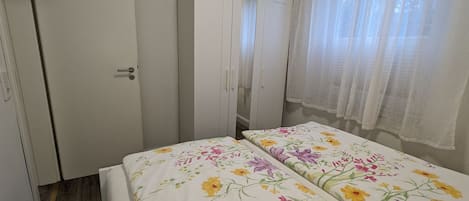 2 bedrooms, iron/ironing board, WiFi