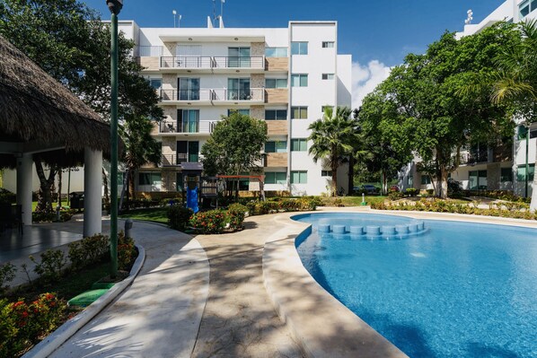 Una piscina al aire libre
