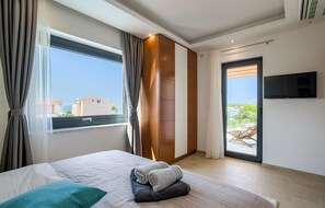 4 bedrooms, travel cot, free WiFi, bed sheets