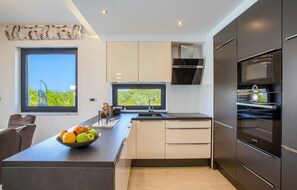 Kühlschrank, Ofen, Geschirrspüler, Wasserkocher mit Kaffee-/Teezubehör