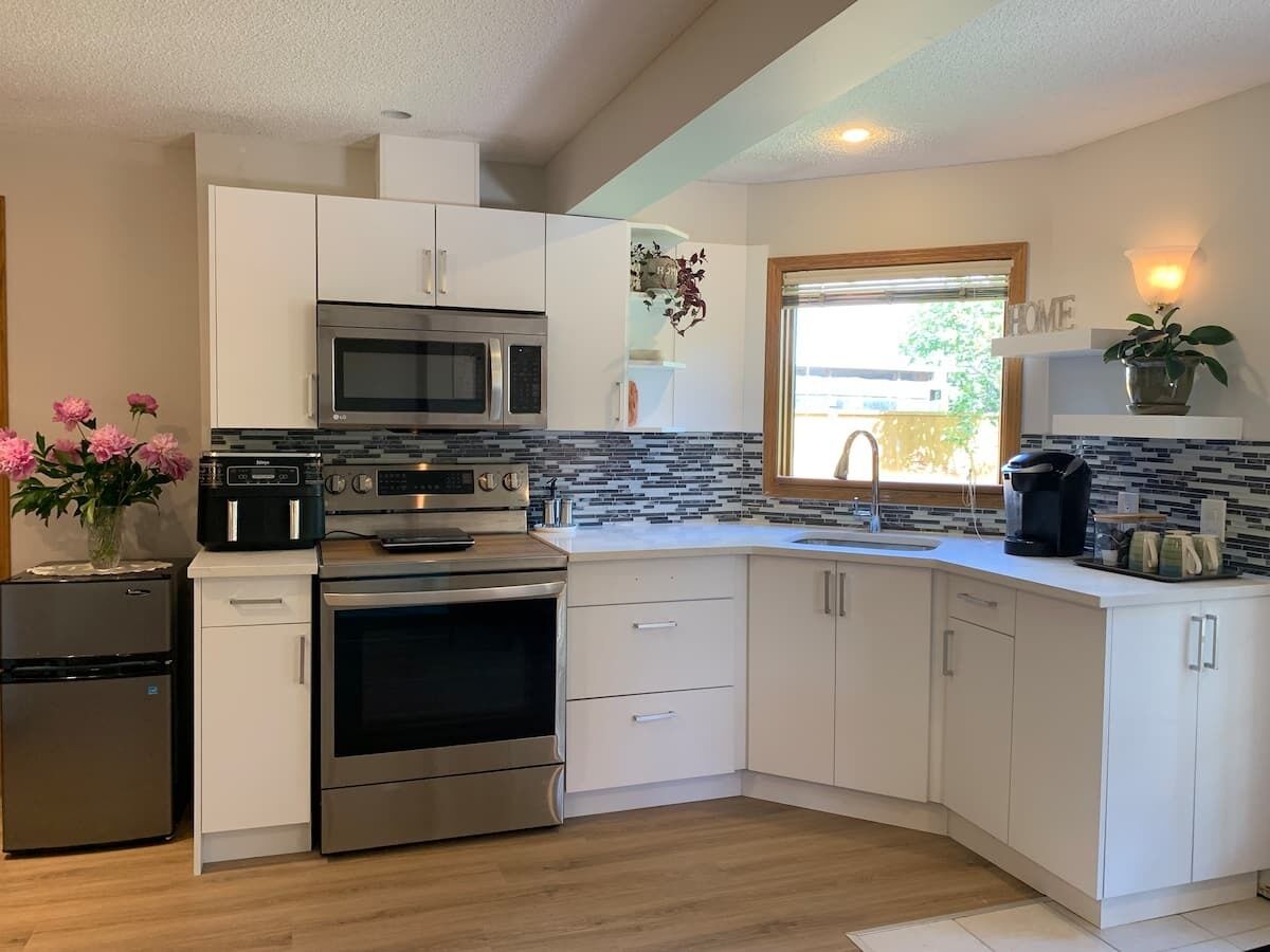 Kjøleskap, mikrobølgeovn, ovn og kokeplater