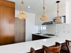 Geladeira, micro-ondas, cooktop, cafeteira/chaleira