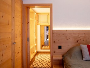 4 bedrooms, desk, Internet
