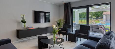 TV, fireplace