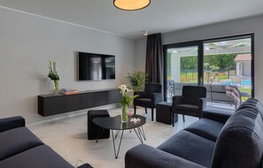 Televisión y chimenea 