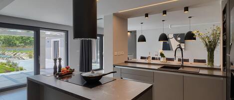 ثلاجة، فرن، غسالة أطباق، ماكينة لصنع القهوة/الشاي