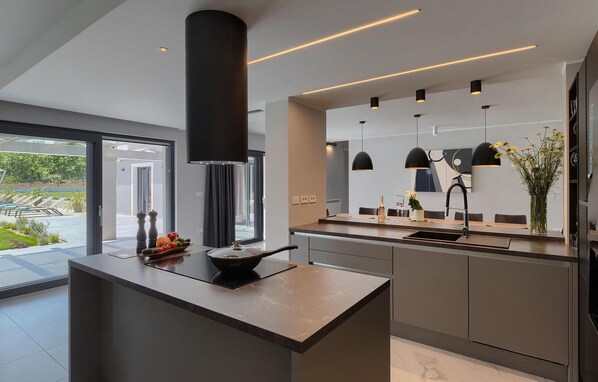 Fridge, oven, dishwasher, coffee/tea maker