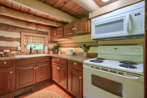 Wasserkocher mit Kaffee-/Teezubehör, Kühlschrank, Mikrowelle, Ofen