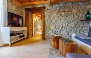 Una televisión, una mesa de tenis de mesa, un reproductor estéreo