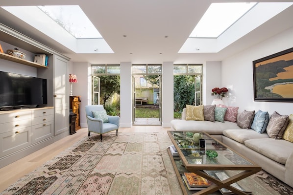 テレビ、書庫、書斎 / ワークスペース