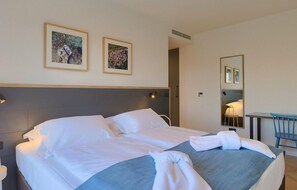 6 bedrooms, travel cot, free WiFi, bed sheets