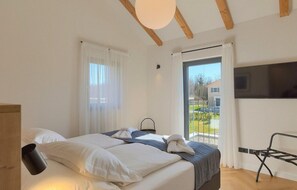 6 bedrooms, travel crib, free WiFi, bed sheets