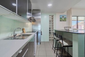 Kylskåp, mikrovågsugn, spishäll och diskmaskin