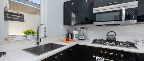 Kühlschrank, Mikrowelle, Ofen, Herdplatte