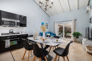 Fridge, microwave, oven, stovetop - Tranquil 2BR2BA ~ Close to the Beach ~ Shared Pool (Noord)