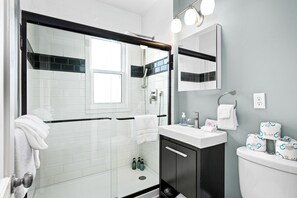 Shower, hair dryer, towels - Lakeside Condo | Minutes from Downtown Duluth (Duluth)