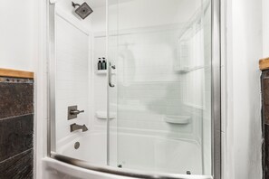 Shower, jetted bath, hair dryer, towels - Eclectic Home w/ Jacuzzi, Near Beach Access (Duluth)