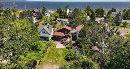 Eclectic Home w/ Jacuzzi, Near Beach Access