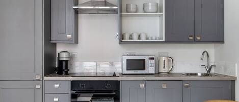 Geladeira, micro-ondas, fogão, cooktop