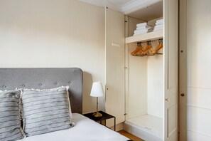 2 室のベッドルーム、アイロン / アイロン台、WiFi、ベッドシーツ
