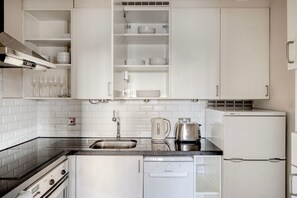 Geladeira, micro-ondas, fogão, lava-louças